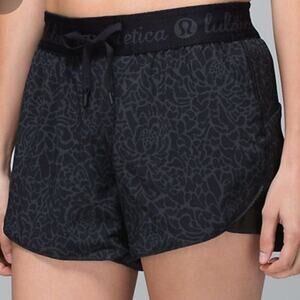 Lululemon Go the Distance Reversible Shorts In Petal Camo Black Deep Coal Size 6